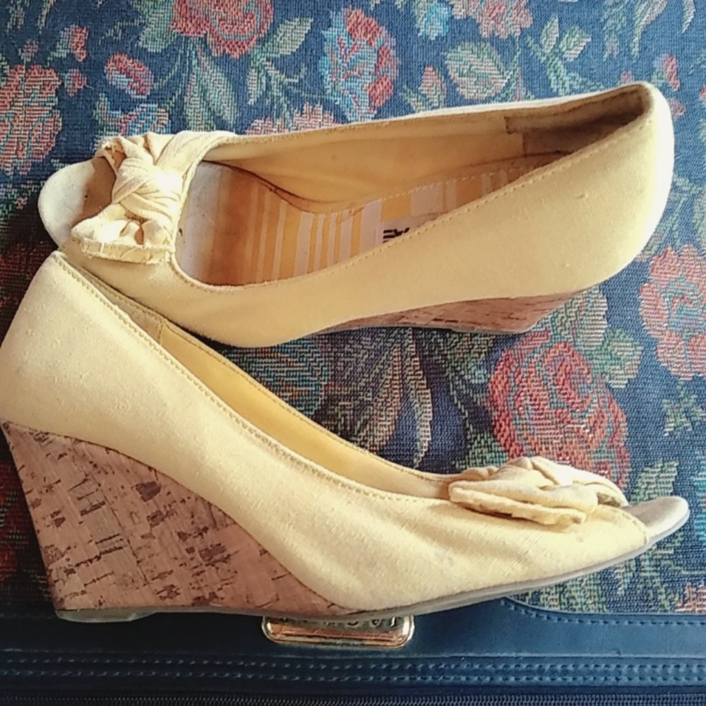 American Eagle Peep toe Wedges
